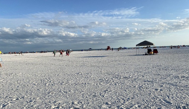 2 Bed/2 Bath Condo less than 1 mile from Beautiful Siesta Key Beach