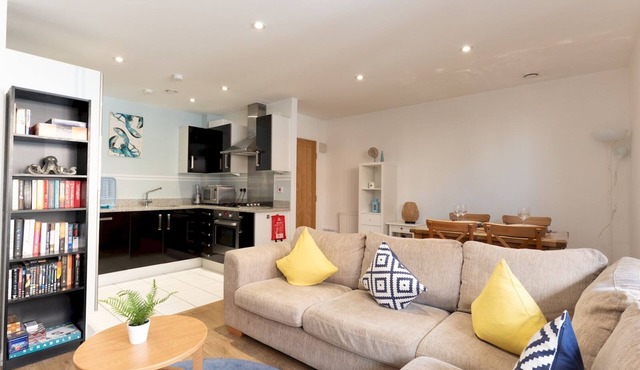2 Bed | 2 Bath | Cosy & Modern Greenwich Retreat | Pass The Keys