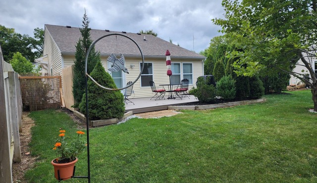 2 Bed/2 Bath Cozy Home Mid-Town Carmel on Small Pond/Heated Garage