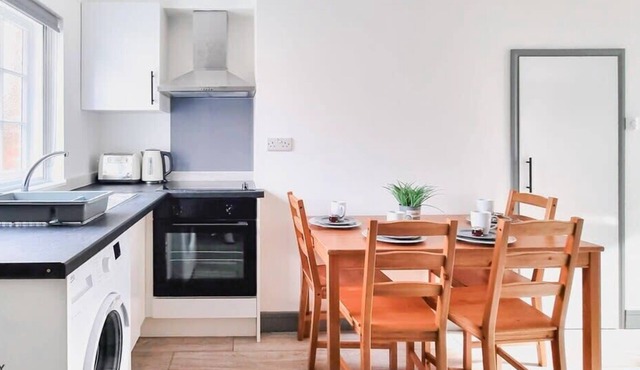 2 Bed, 2 Bath, Free Parking, 10 Mins To Madejski