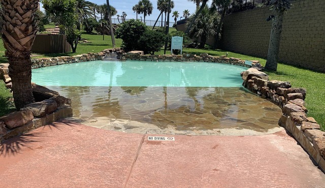 2 bed 2 bath Funky Pirate; 3 pools, ocean views across from beach, Maravilla