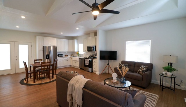 2 Bed 2 Bath Gated House With Outdoor Space