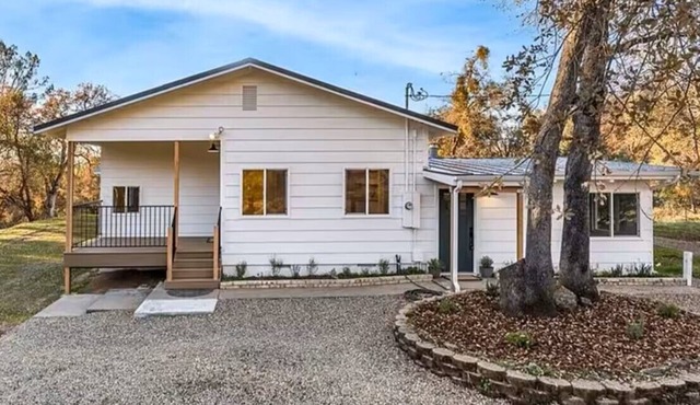 2 bed/2 bath home, 50 minutes to the Yosemite Valley entrance