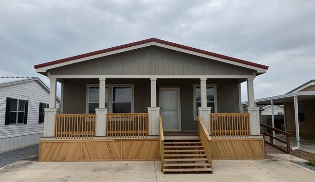 2 bed 2 bath house in an active Senior community