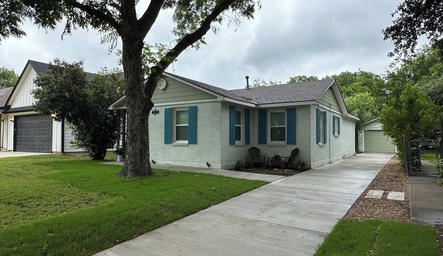2-bed 2 bath house located 1 mile from TCU Campus, 25 mins to Cowboys stadium