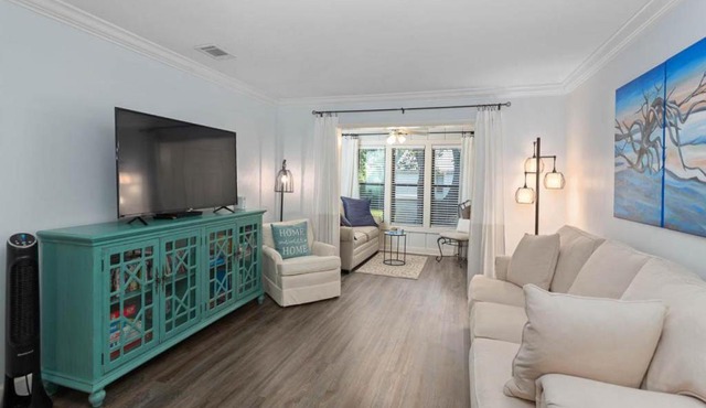 2 bed - 2 bath Island Retreat Condo with pickleball court!