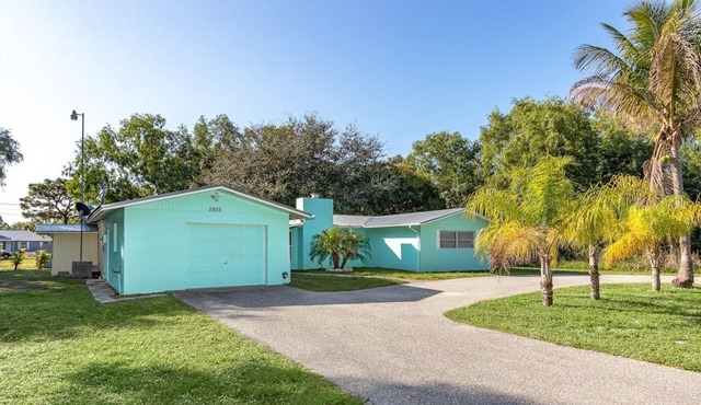 2 bed 2 bath in Bokeelia! Double lot, space to park your boat!