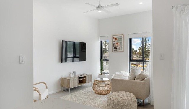 2 Bed, 2 Bath Ocean View Apt! Parking, 250m to Beach