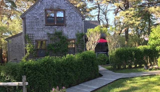 2 Bed/2 Bath on 1/4 acre w/fenced yard, short walk to 40th thru rolling dunes.