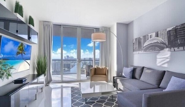 2 Bed 2 Bath Penthouse Amazing Views Beach Service