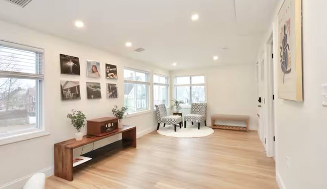 2 bed - 2 bath - Parking - King beds - Laundry