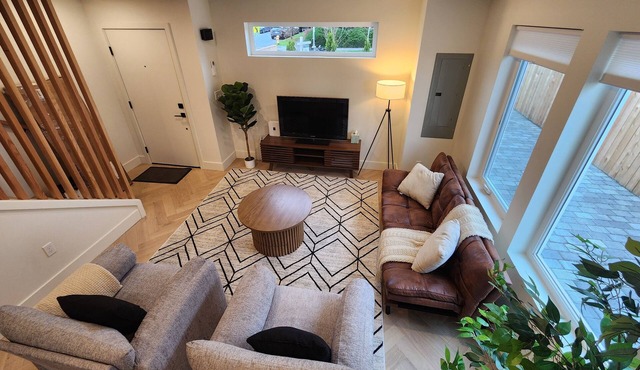 2 bed 2 bath, Private Home with Outstanding Views! 10min to Beach/Downtown