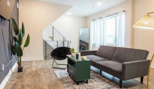2-Bed 2-Bath W/D Central Kitchen Wifi Desk