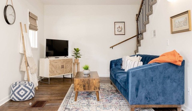 2 bed, 2 bath West Plaza House, yard, parking!