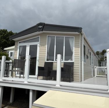 2 Bed, 2 Bathroom, modern Caravan with Sea views!