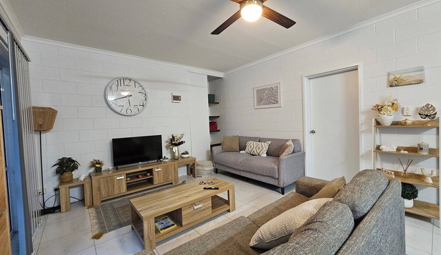 2 Bed/2 Bathroom Modern Apartment with Wifi close to Amenities