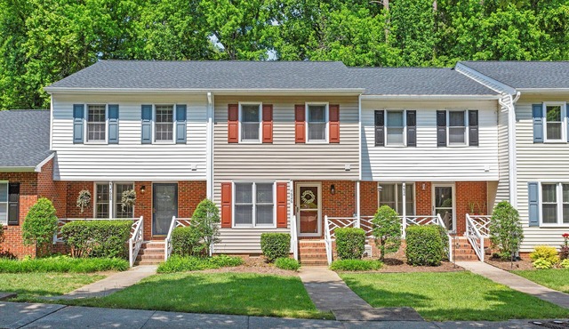 2 Bed/2 Private Bath Townhome in West Raleigh Near Umstead Park & Rex Hospital