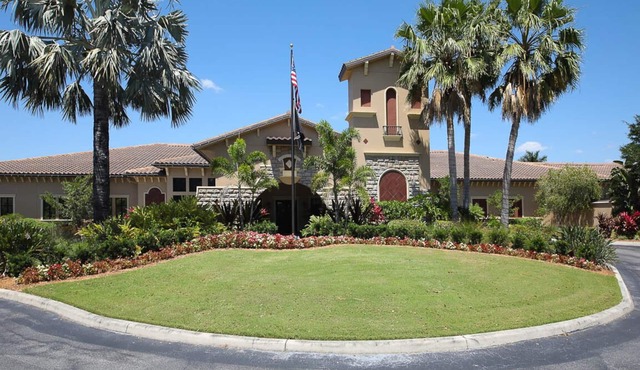2-Bed/2Bath/1Den First Floor Townhouse in a lovely gated golf course community.