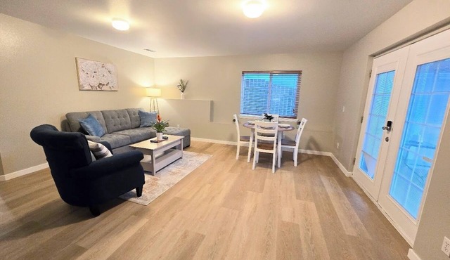 2 bed 2bath guest house with private entrance, near light rail & Seattle