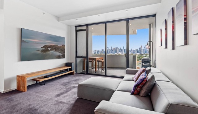 2-Bed, 500m From The Beach with Pool, Gym & Sauna