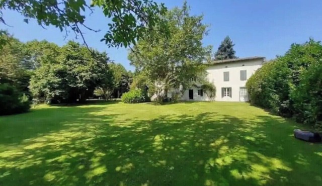 2 Bed apartment with private pool on the Dordogne River, restaurants 2 min walk.