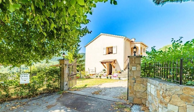 2 Bed Apartment Sleeps 6 - Pets Ok - Free Parking