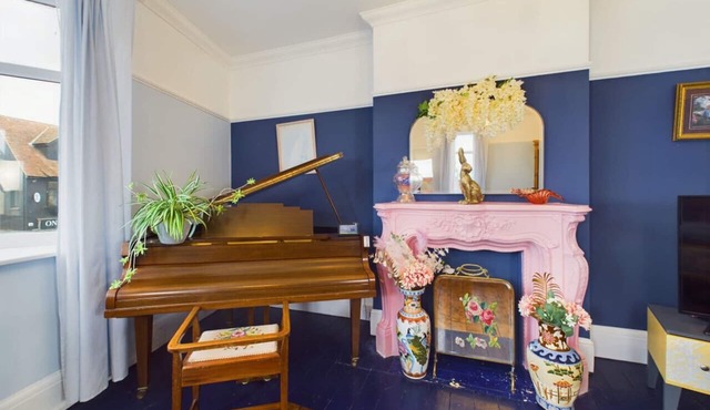 2 Bed Apartment- Leigh Broadway