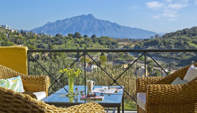 2 bed apartment Estepona/Marbella . Mountain ocean views, beach, golf, shops.
