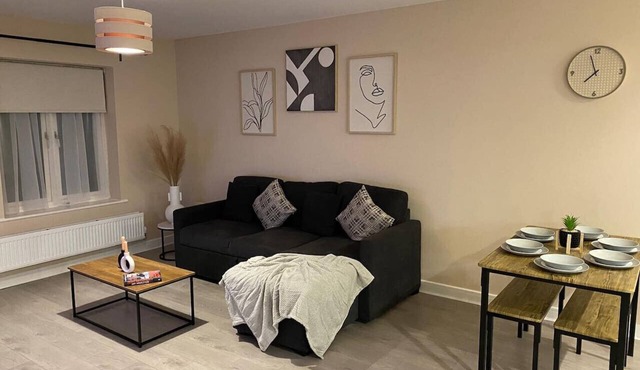 2 Bed Apartment Free Parking Close to Gatwick