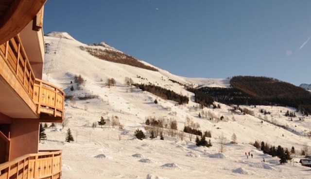 2 Bed Apartment with great views and backs onto the Diable ski lift