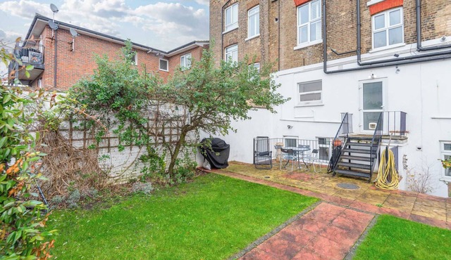 2-Bed Apartment Steps from Muswell Hill