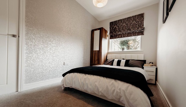 2 bed apartment, Hinckley Centre, parking, wifi, near hospital and train station