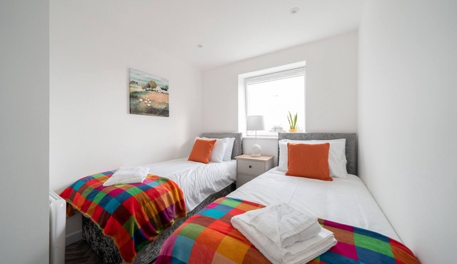 2 bed apartment minutes from beach