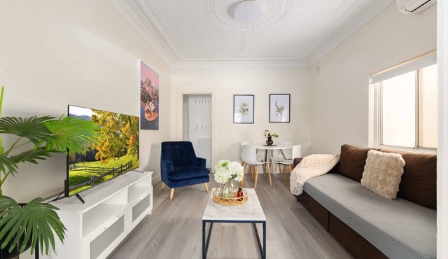 2-Bed Apartment Near Manly Beach