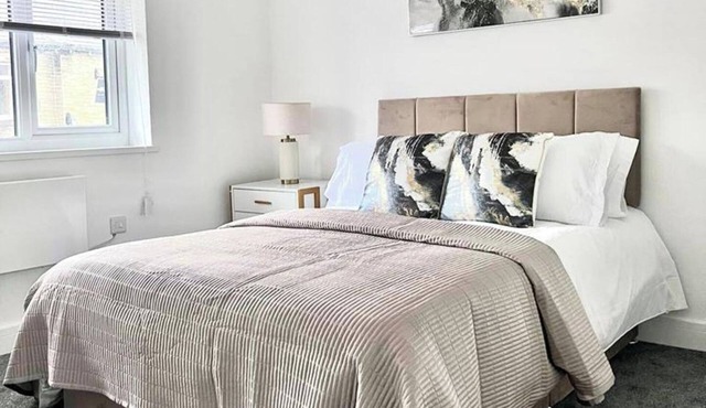 2 Bed apartment Sleeps 3 -Smart Tv -Private garden