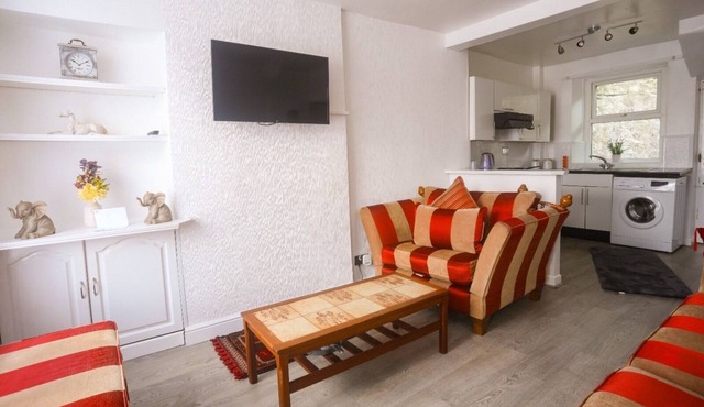 2-Bed Apartment, Sleeps 6, 8-min walk to Centre