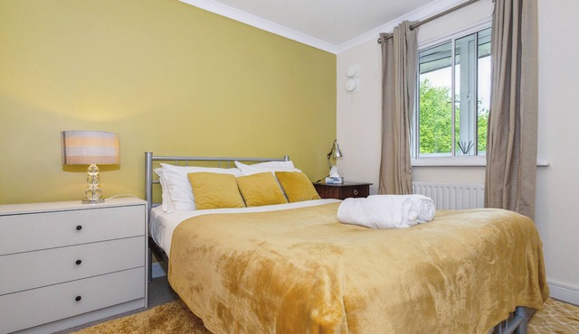 2 Bed Apartment - Sleeps 5 - Pets - Parking - Wifi