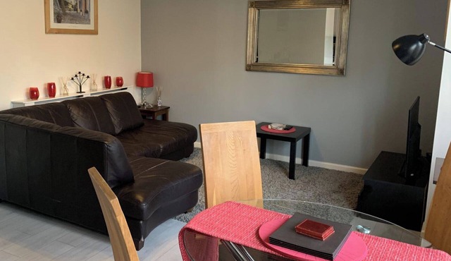 2-Bed Apartment - Sleeps 4 & Parking