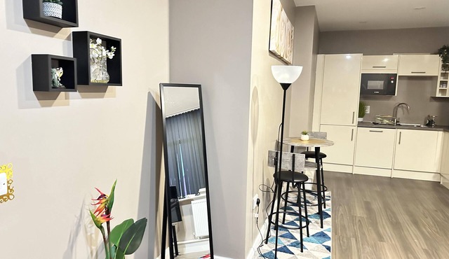 2 Bed Apartment - Sleeps 4 - Wifi - Parking