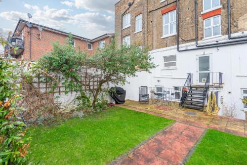 2-Bed Apartment Steps from Muswell Hill
