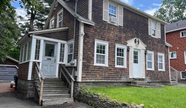 2 Bed Apartment w/Fireplace