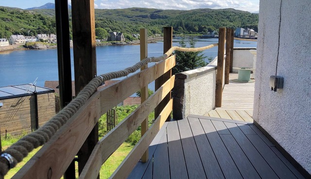 2 bed Apartment, Waterfront Views, 5 Mins From Shops & Restaurants