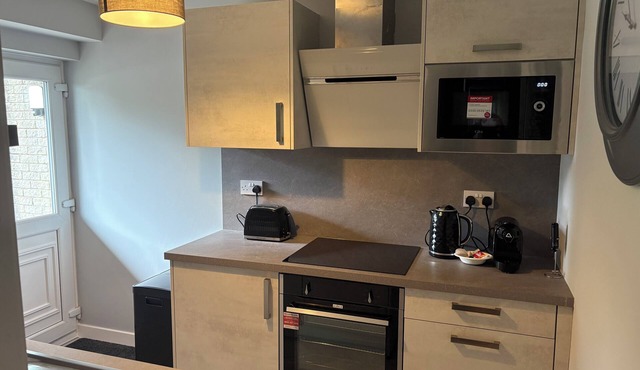 2 bed apartment with hot tub for up to 4 adults in countryside location