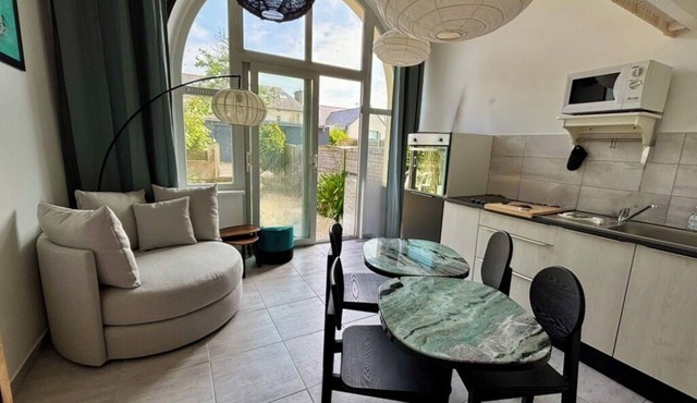 2-bed apartment with private terrace - 50m from beach and GR34. Dogs welcome.