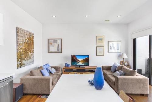 2-Bed Apartment with Parking & Balcony Near Trains