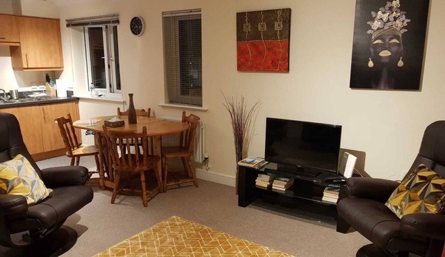 2 Bed Apt Near Hatfield Station w/ Free Parking