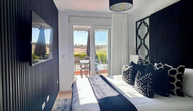 2 Bed Apt Sleeps 4 - Enclosed Patio - Free Parking
