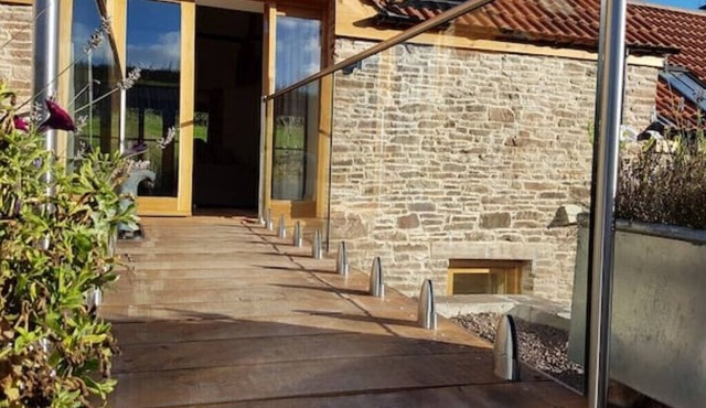 2 bed Barn, open living space , pet friendly, rural, with easy access from M4n