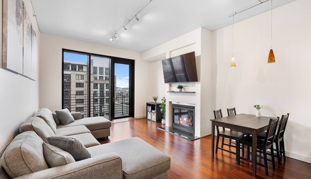 2 bed/bath condo in trendy Pearl District - with free parking