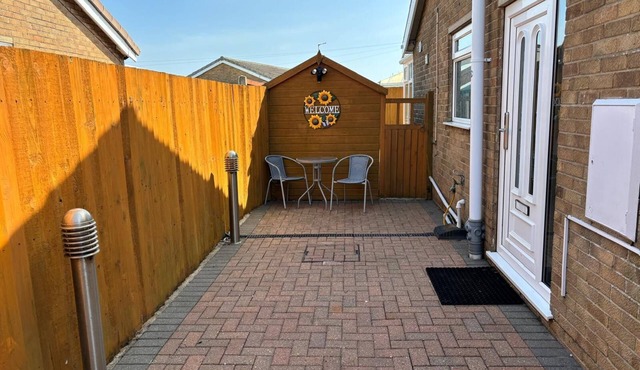 2-Bed Bungalow, Sleeps 6, Parking & Pet Friendly